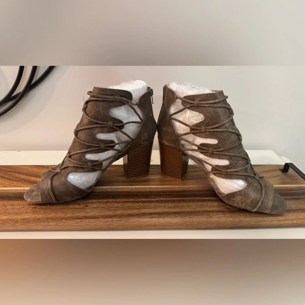 Quipid Gladiator Sandal Size 10 Peep Toe Bootie block Heel New in Box - Picture 7 of 12